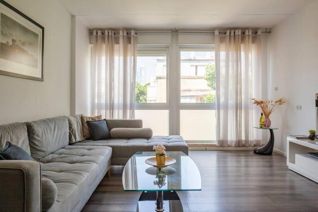 Big Apartment Next To Gordon Beach Plus Free Parking Tel Aviv Exteriör bild