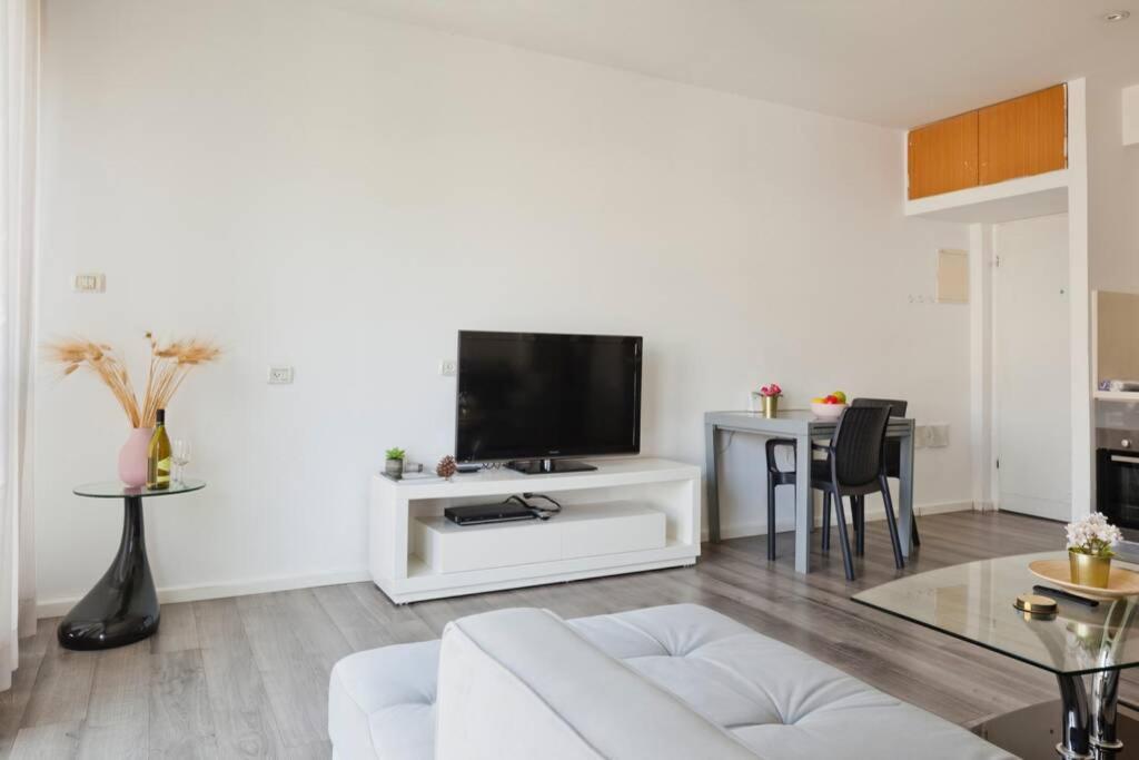 Big Apartment Next To Gordon Beach Plus Free Parking Tel Aviv Exteriör bild