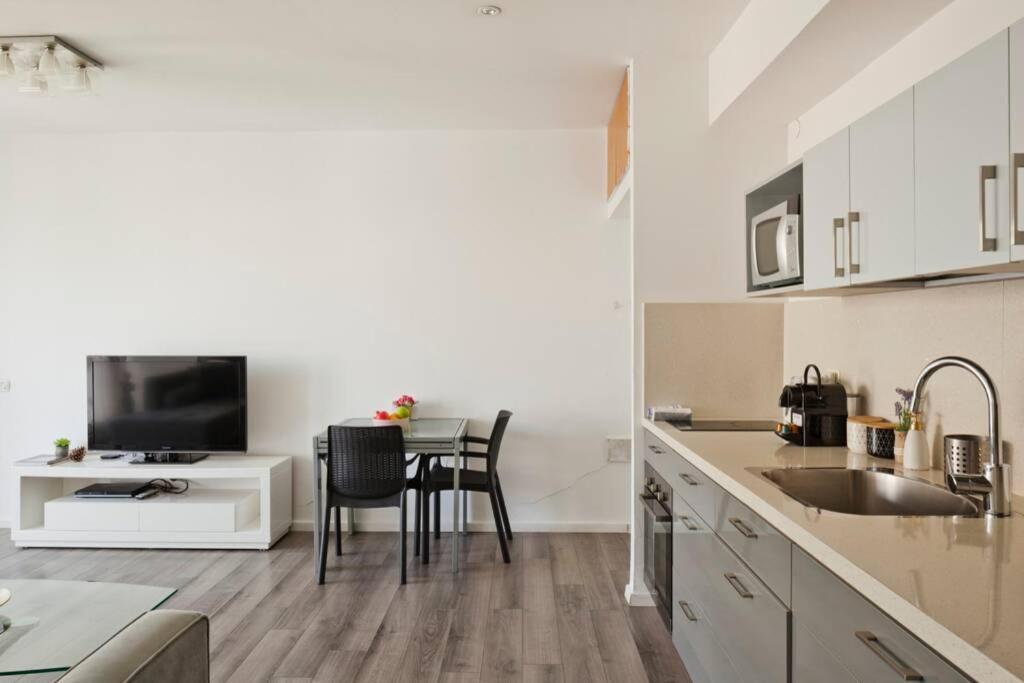 Big Apartment Next To Gordon Beach Plus Free Parking Tel Aviv Exteriör bild