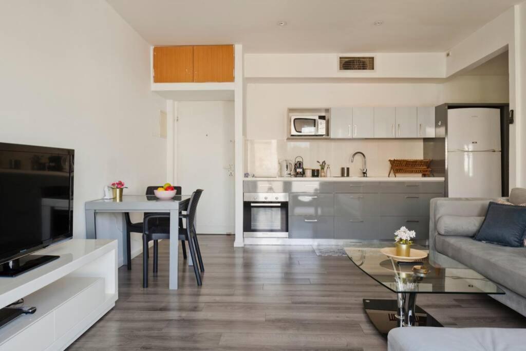 Big Apartment Next To Gordon Beach Plus Free Parking Tel Aviv Exteriör bild